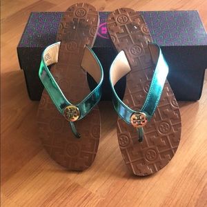 NWT Tory Burch THORA metallic flip flops